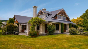 Right on the Lake - Wanaka Holiday Home